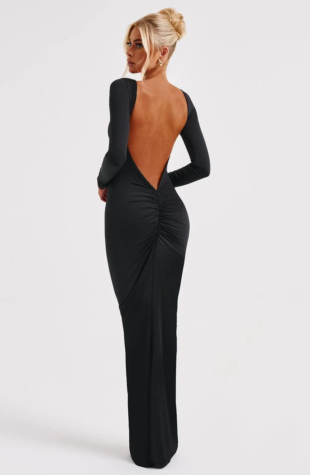 Robe longue noire dos nu perle