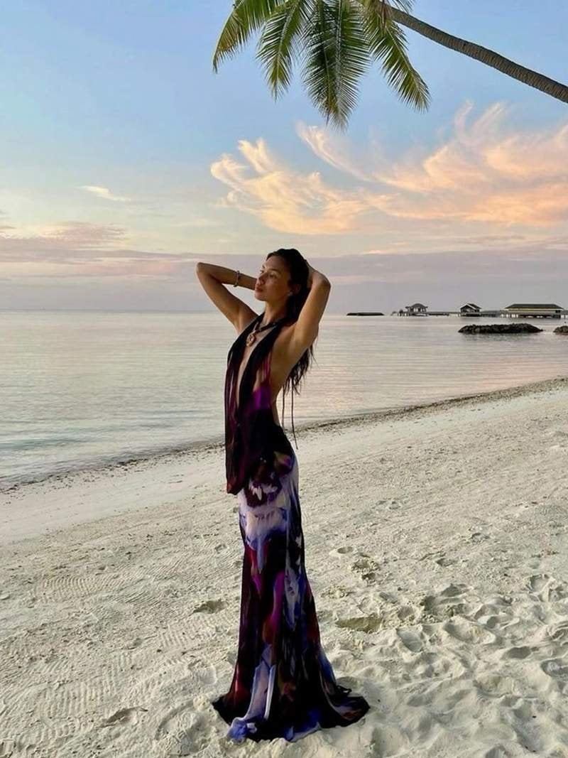 Robe longue dos nu vue complète nuage