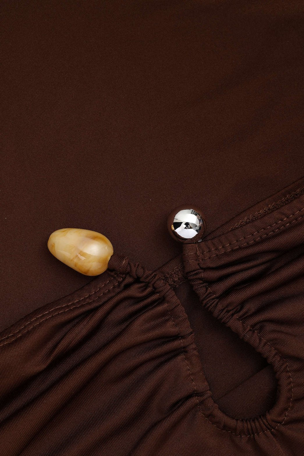 Robe longue drapée marron détail drapé grâce