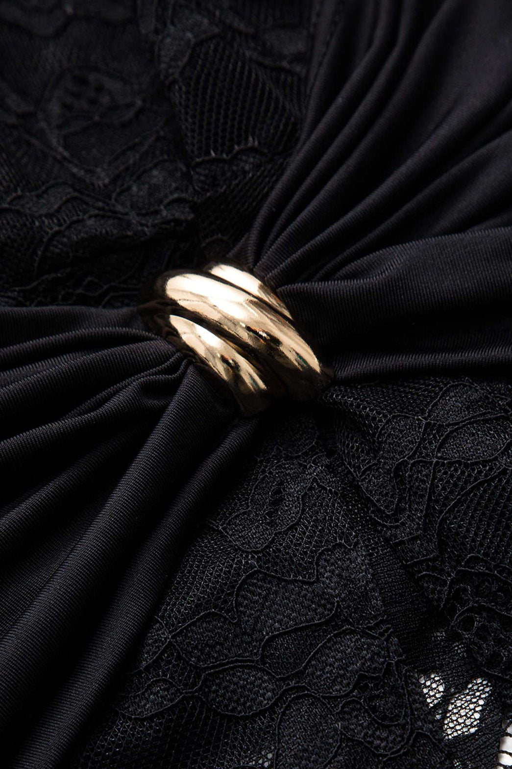 Détail dentelle métallisée robe longue lune