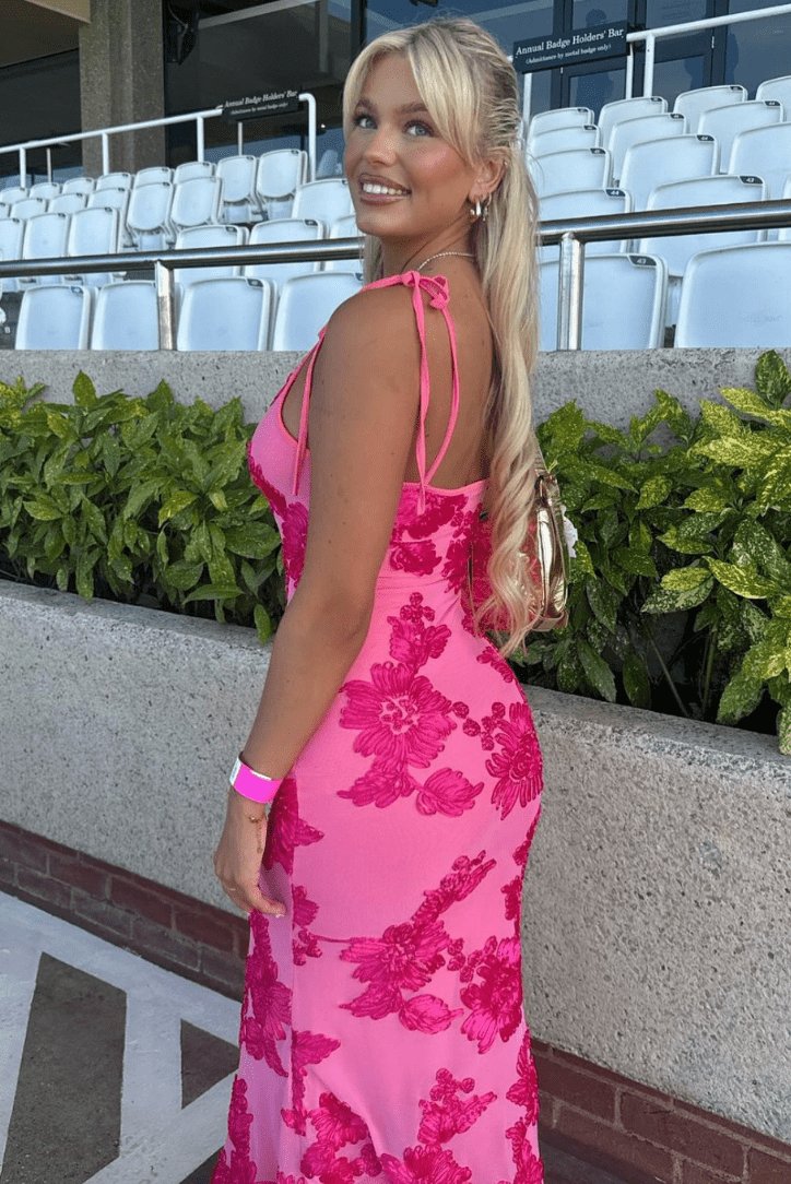 Robe longue fleurie rose vue complète brise