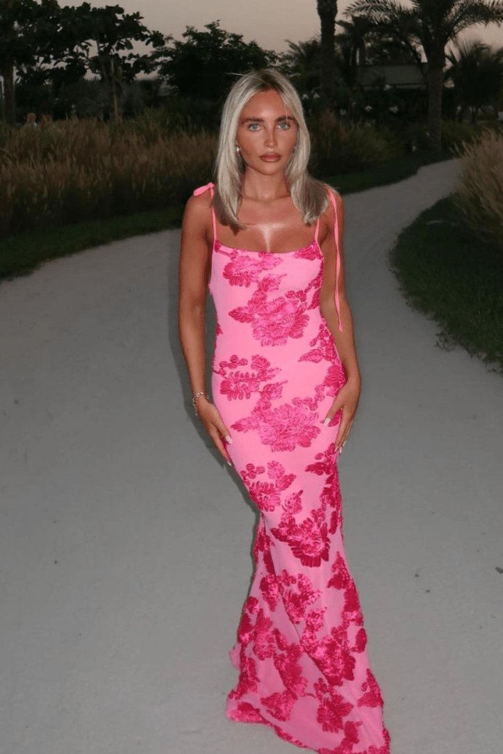 Robe longue fleurie rose vue de face soleil