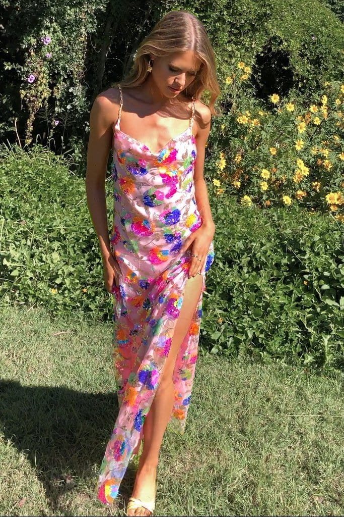 Robe longue fleurie rose vue de face soleil