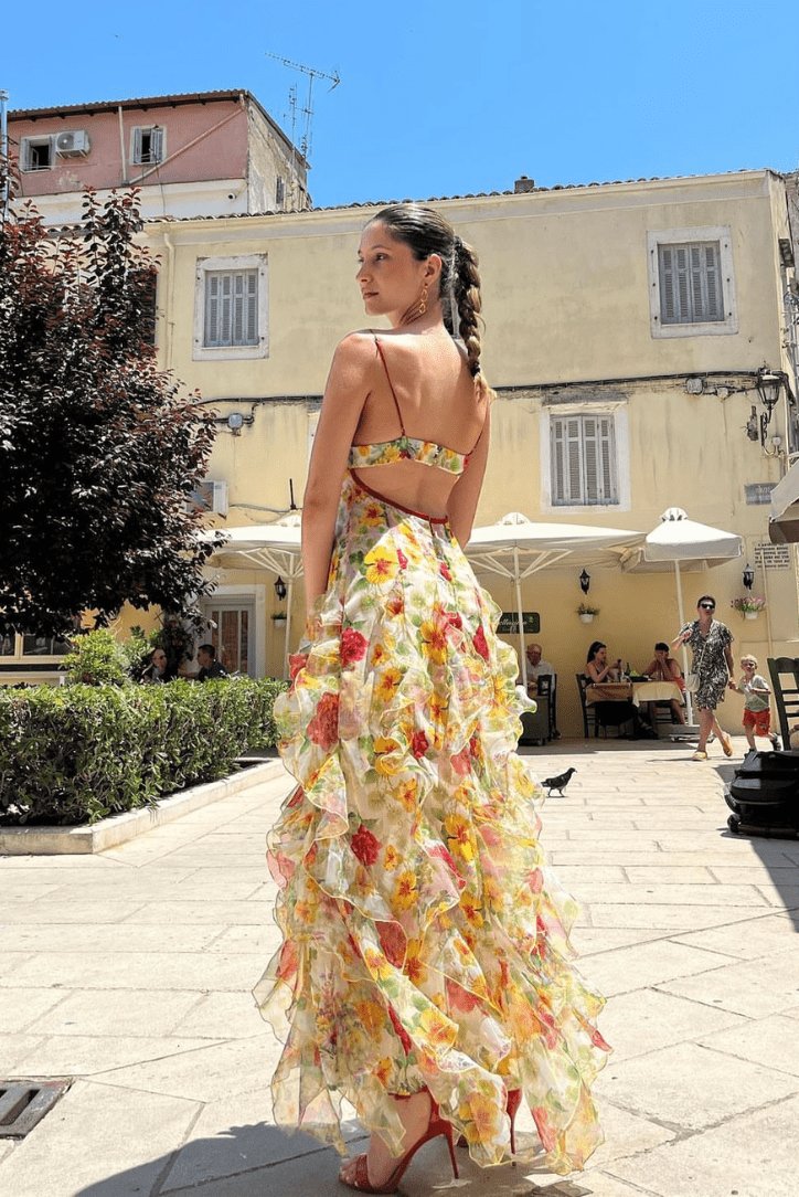 Robe longue fleurie en mousseline vue de face soleil