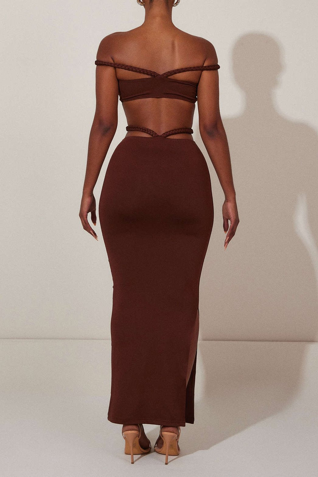 Robe longue marron élégante vue de dos velours
