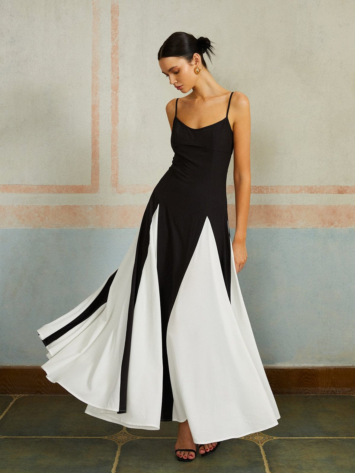 Robe longue à bretelles style colorblock grâce