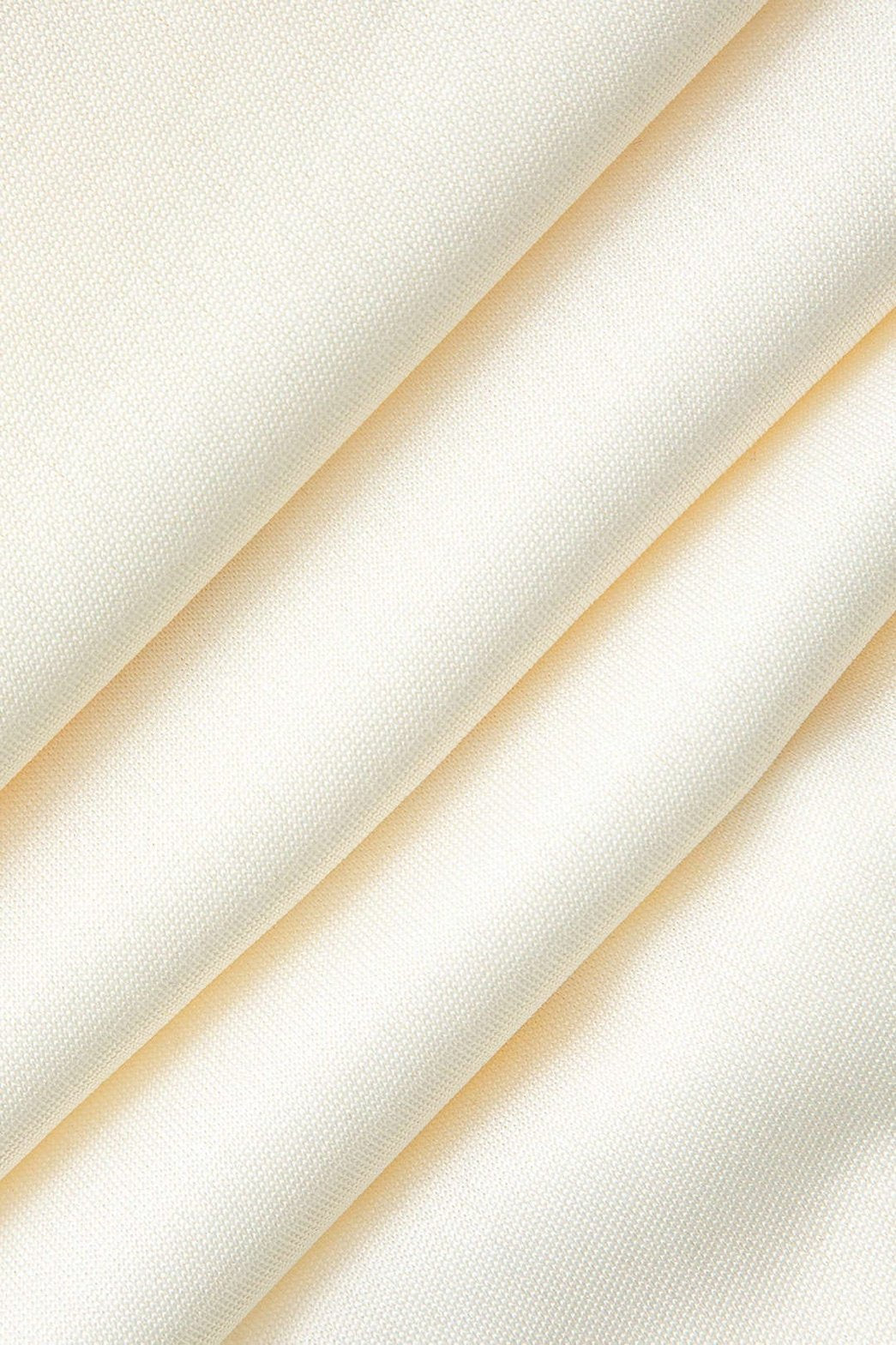 Robe blanche élégante vue de côté soleil