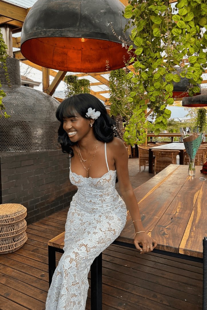 Robe longue en dentelle blanche vue arrière fleur
