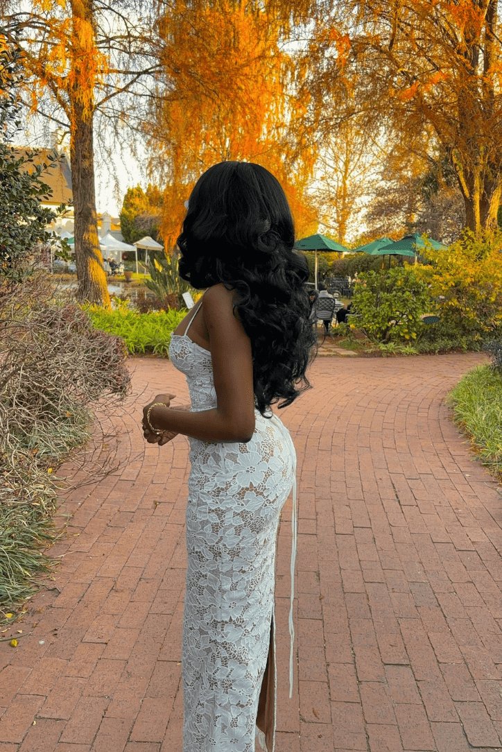 Robe longue en dentelle blanche détail tissu vague
