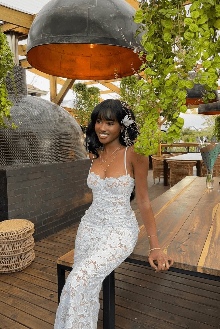 Robe longue en dentelle blanche vue complète nuage