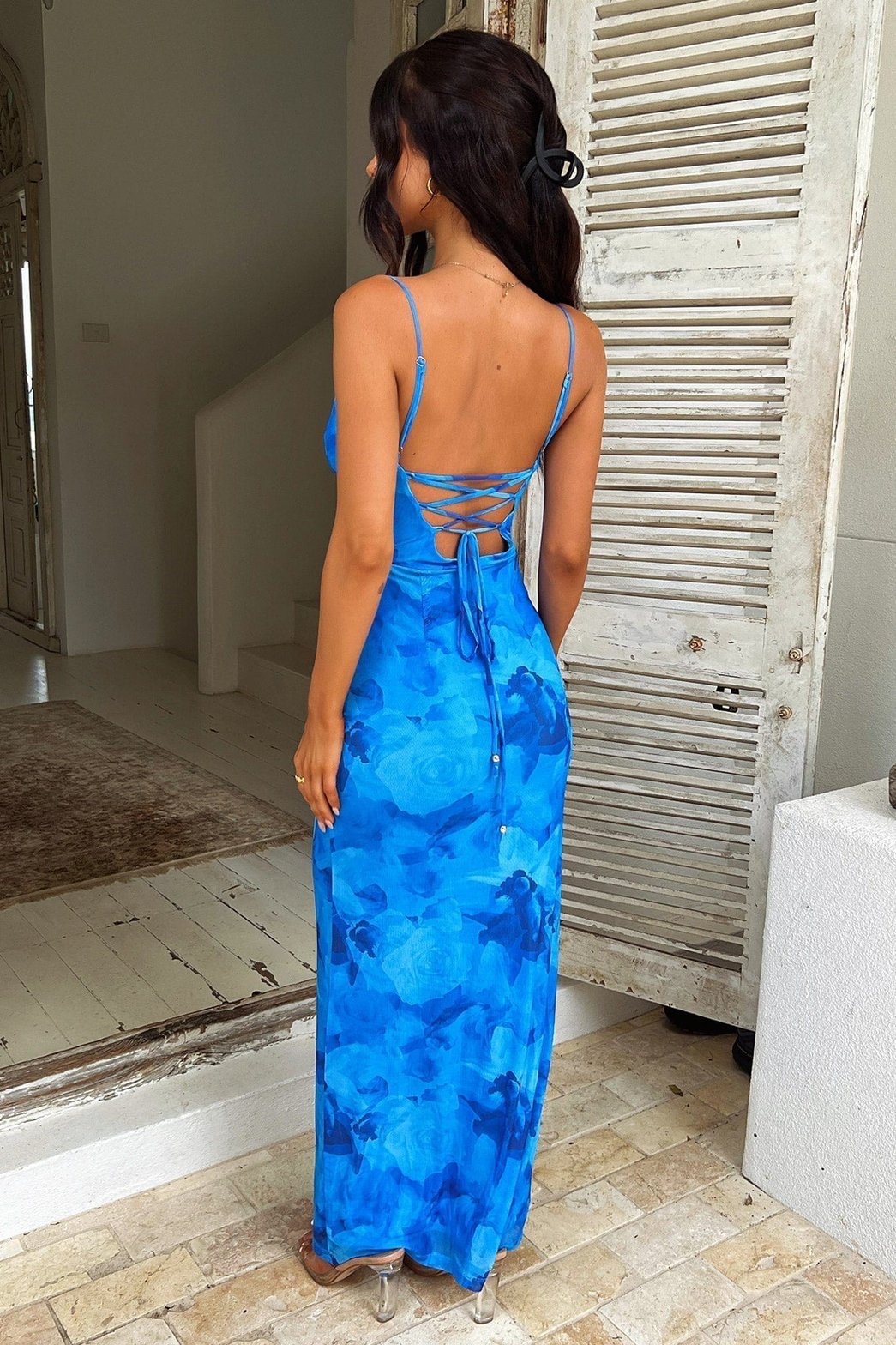 Robe longue bleue vue complète vague