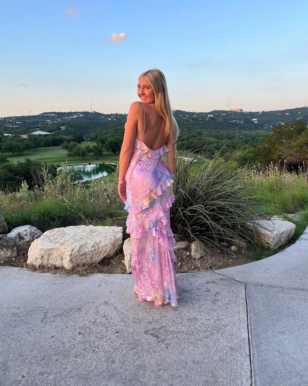 Robe longue volantée rose pâle cascade