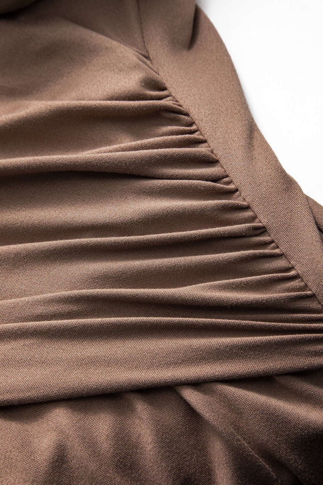 Détail des découpes latérales de la robe longue lune