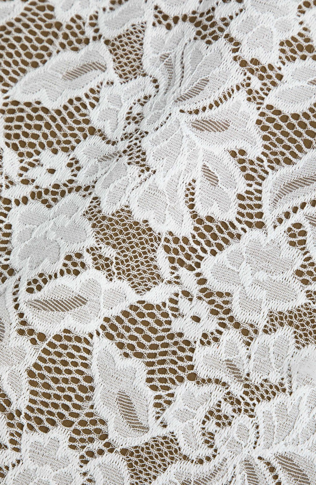 Vue latérale robe longue dentelle blanche crystal
