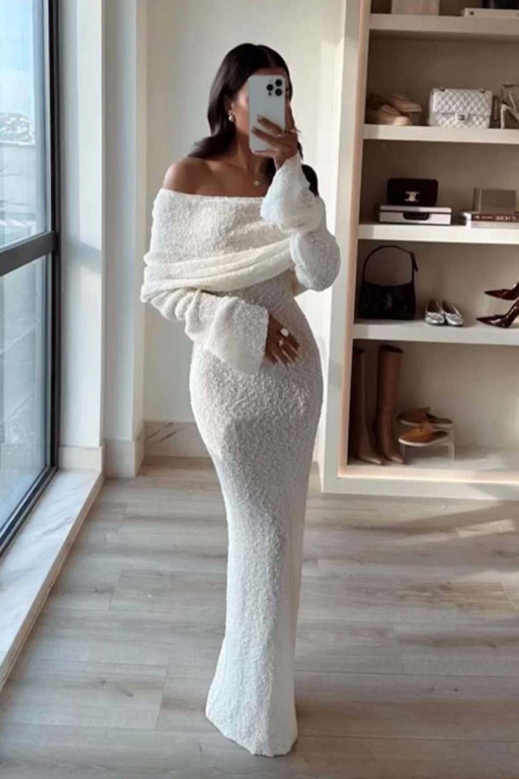 Robe longue blanche moulante épaules dénudées élégant