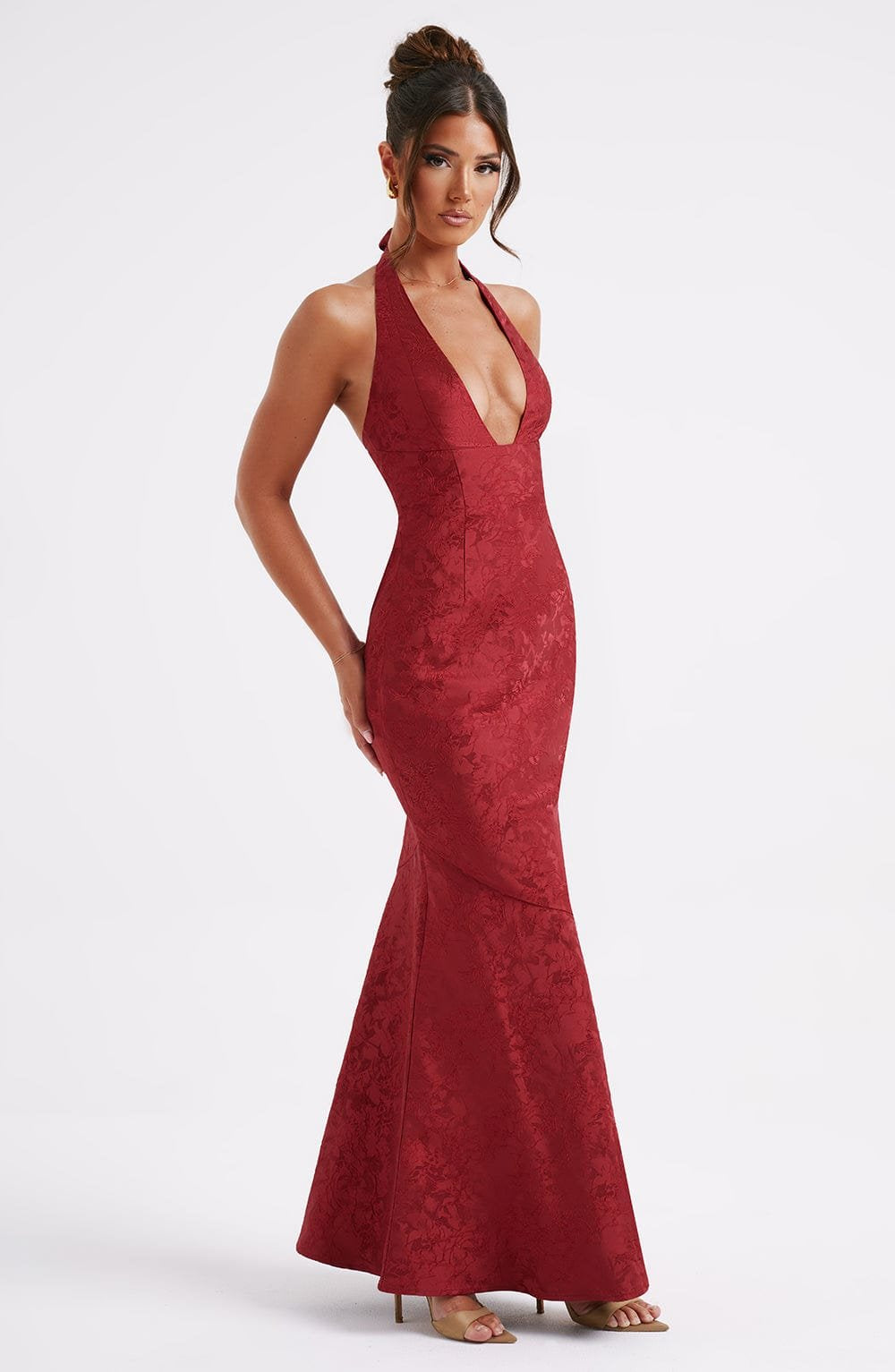 Robe longue rouge détail dos nu glamour