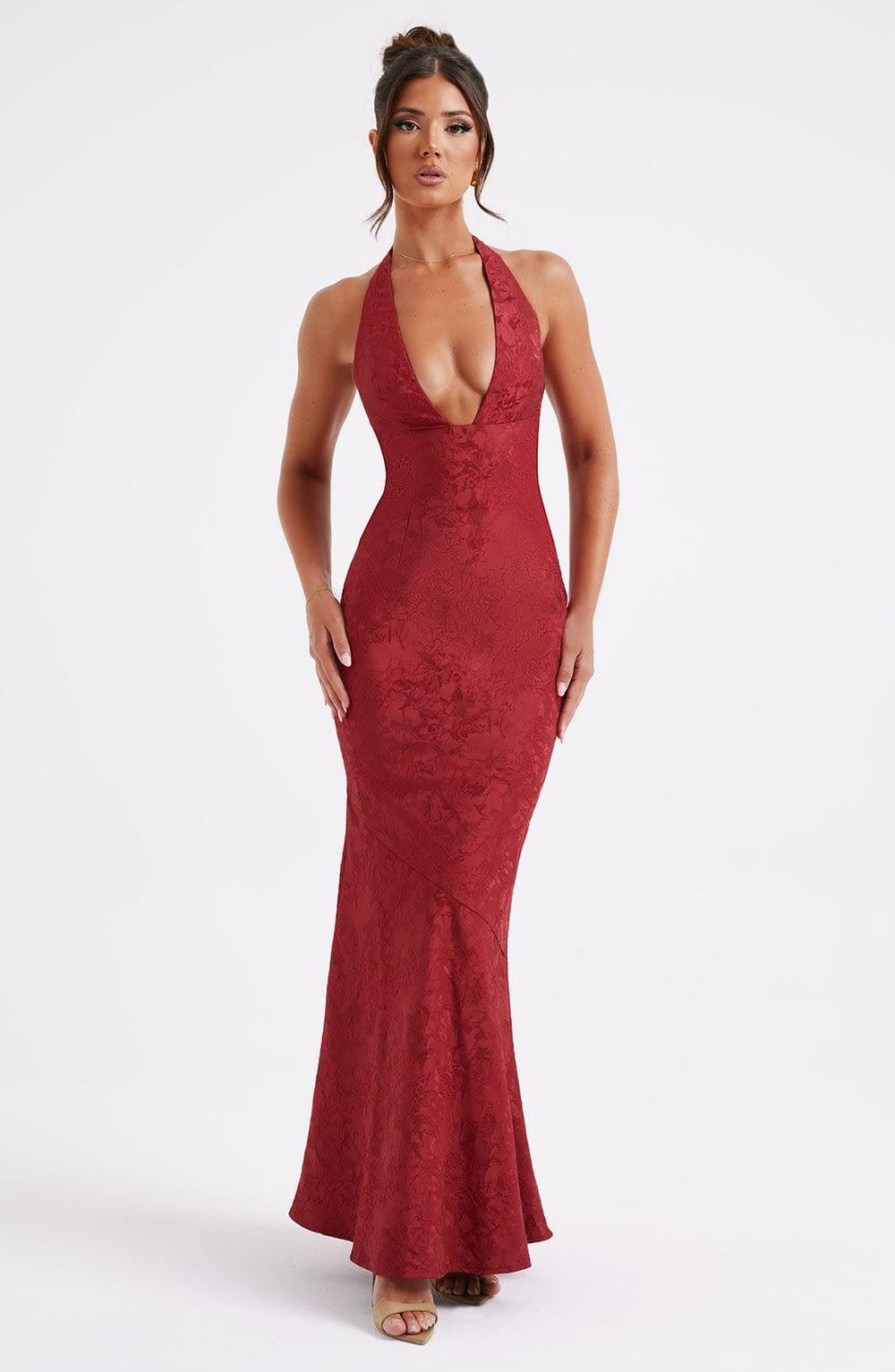 Robe longue rouge vue complète grâce