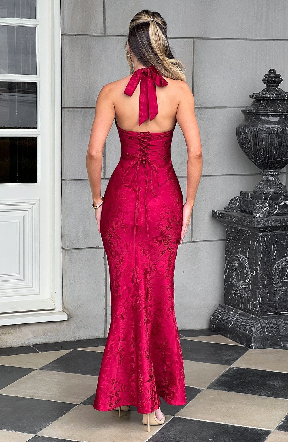 Robe longue rouge détail coupe fluide élégance