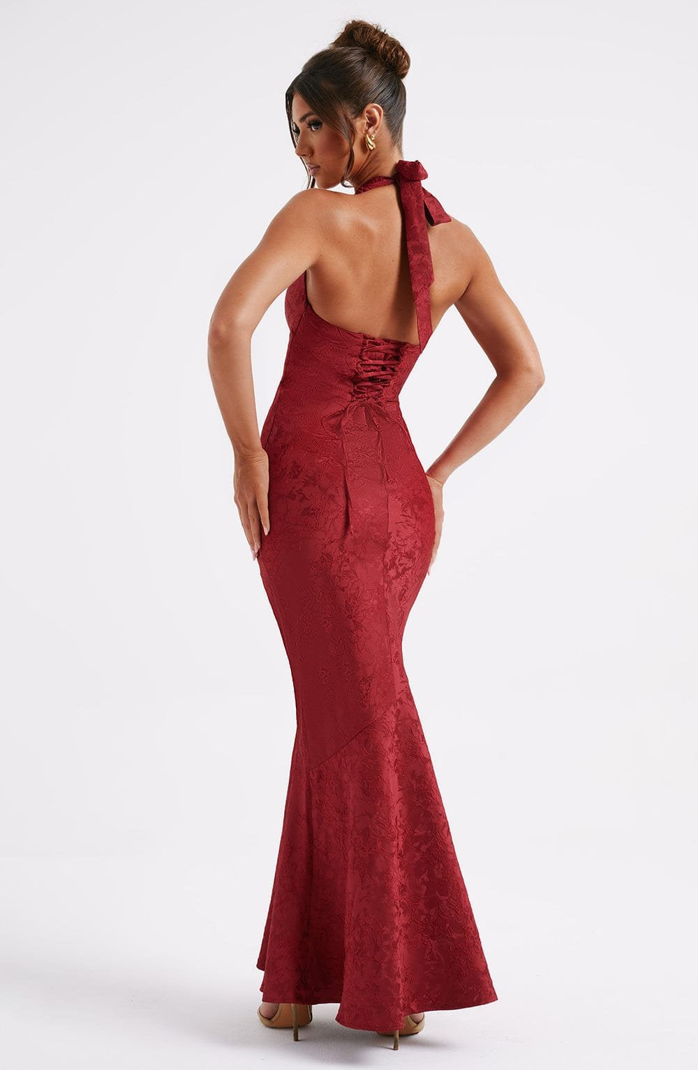Robe longue rouge vue de profil élégance