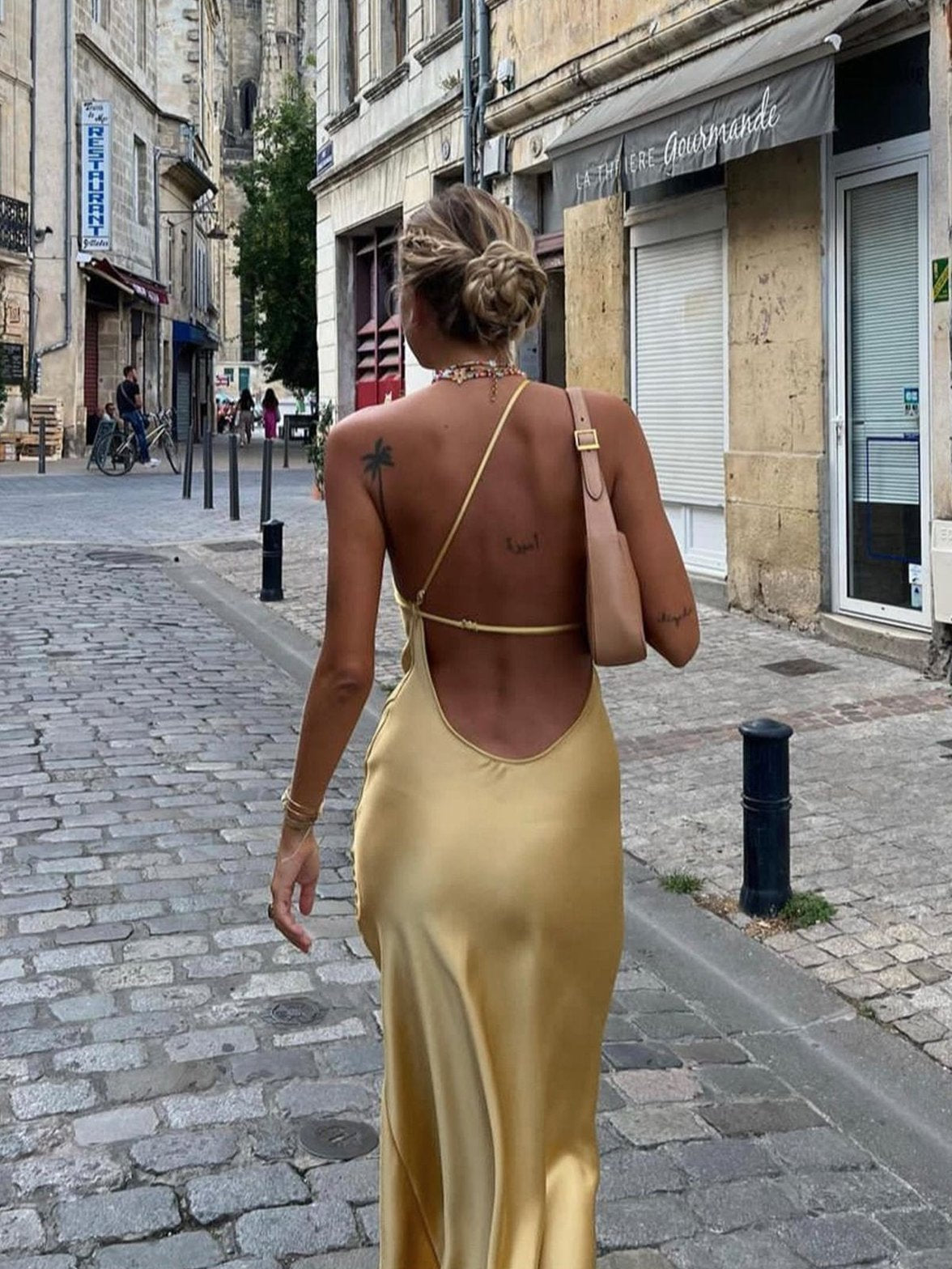 Robe longue satin asymétrique dos nu étoile