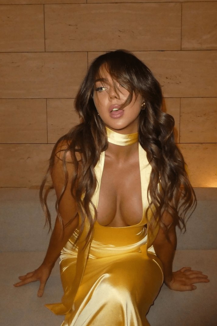 Robe longue satinée vue latérale soleil