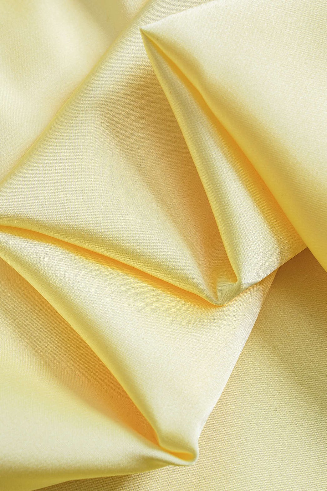 Robe longue satinée jaune détail tissu nuage