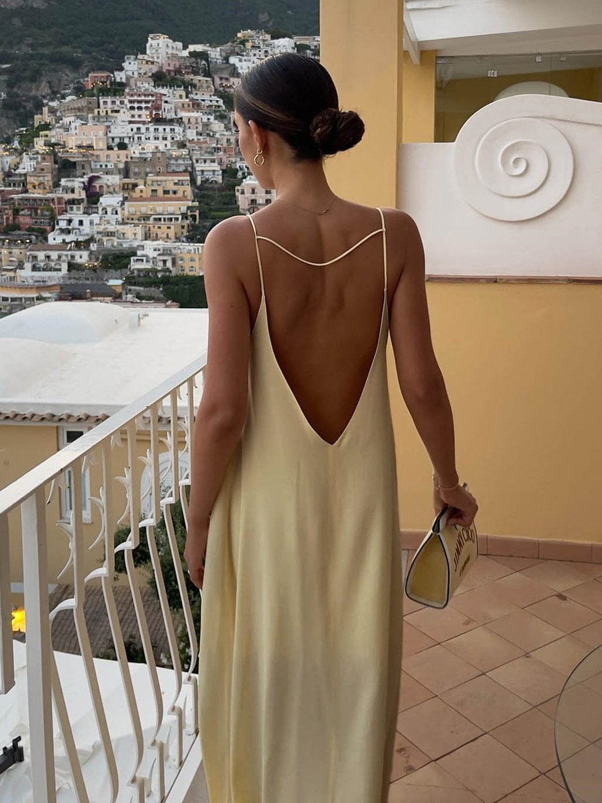 Robe longue satinée détail décolleté sable