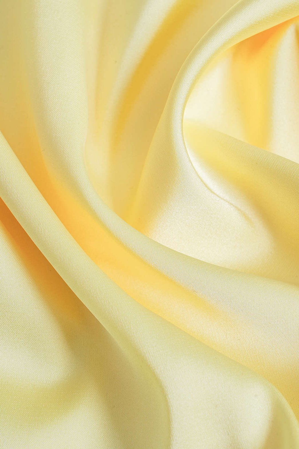 Robe longue satinée jaune vue portée fleur