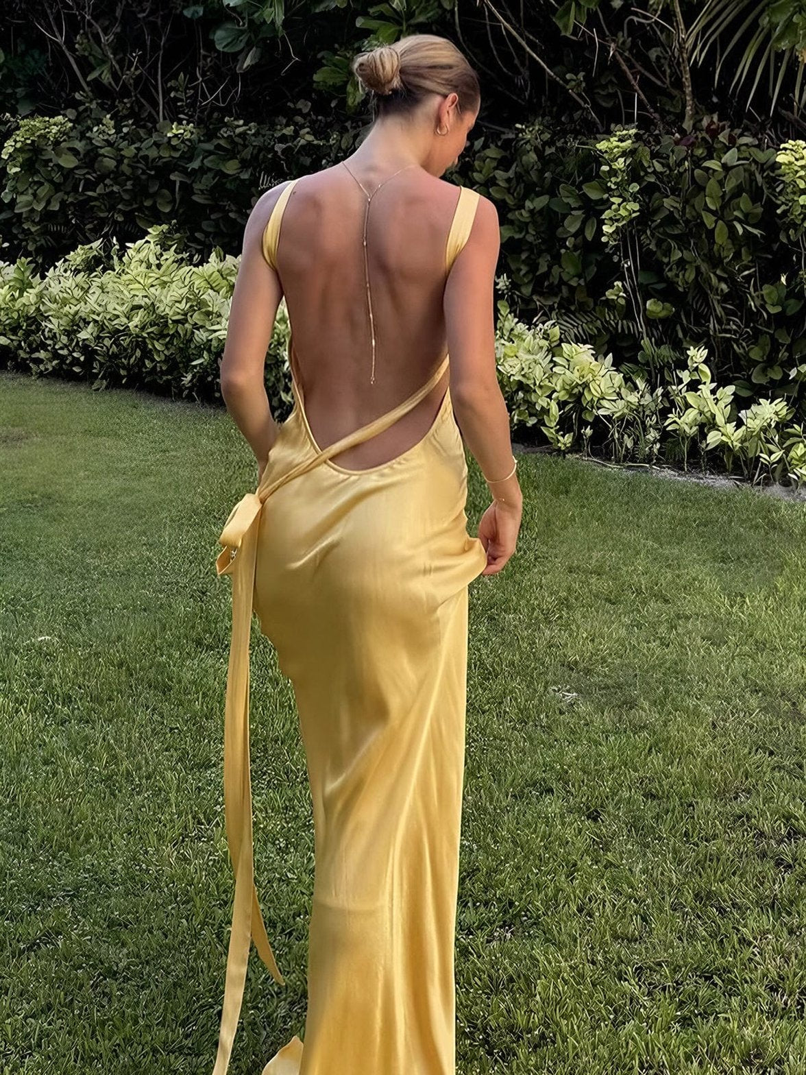 Robe longue satinée dos nu jaune étoile