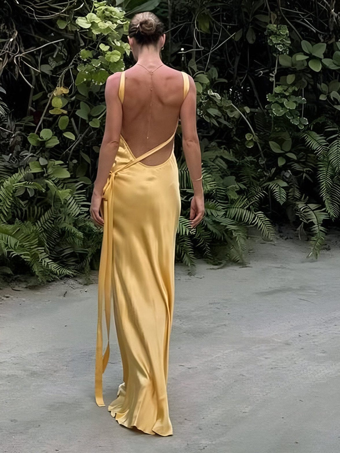 Robe maxi dos nu satin lumière