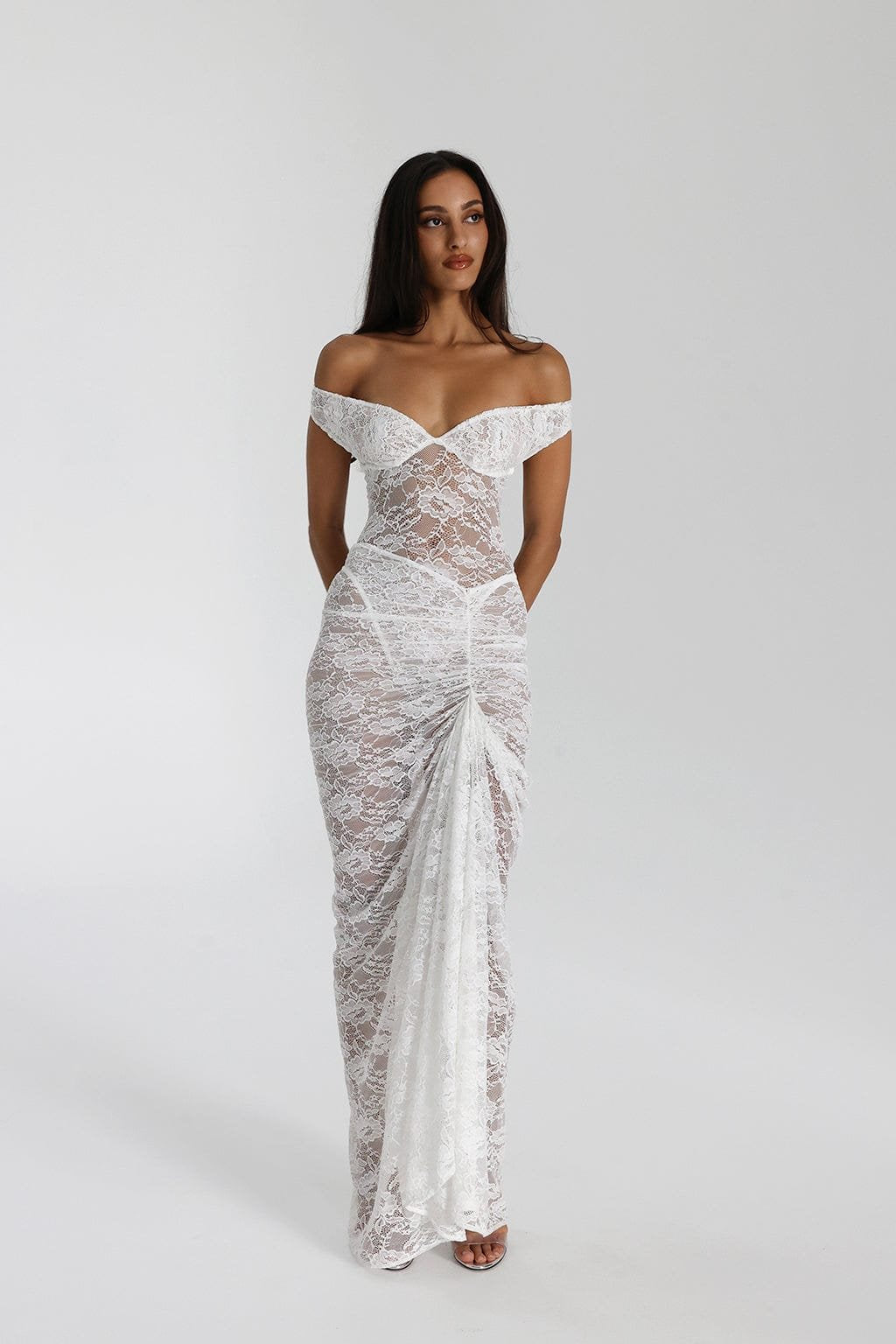 Robe longue en dentelle blanche détail avant - céleste