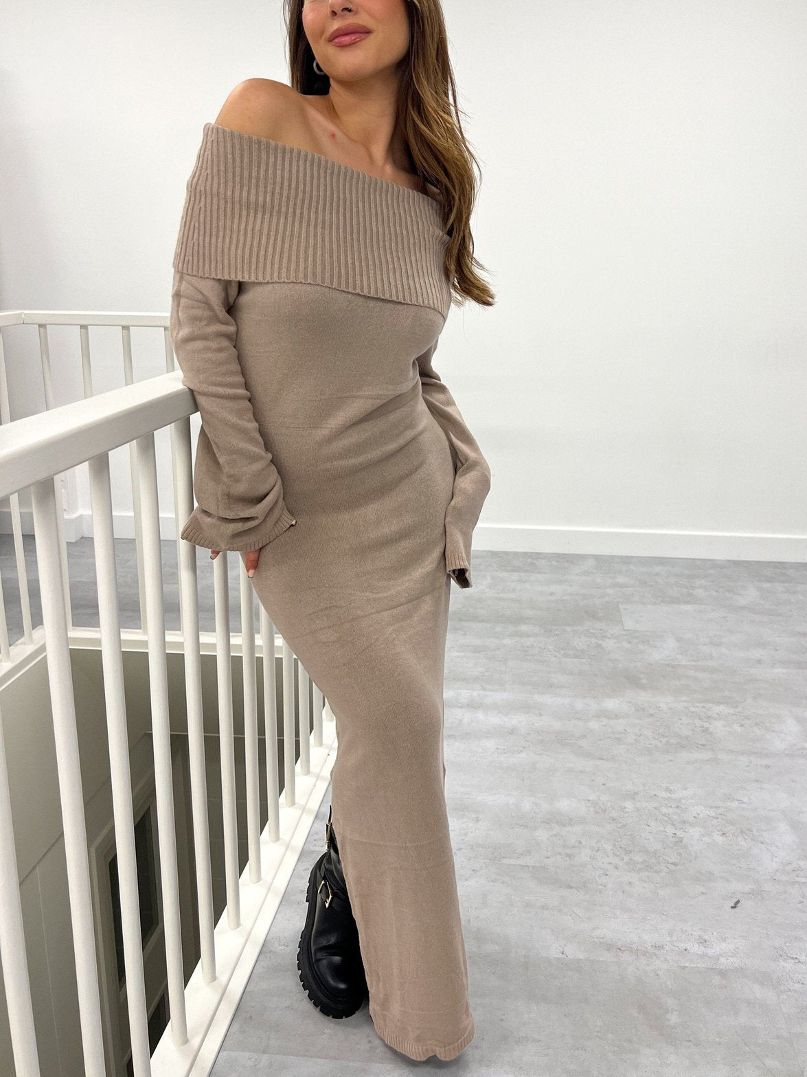 Robe longue tricot beige col bardot soleil