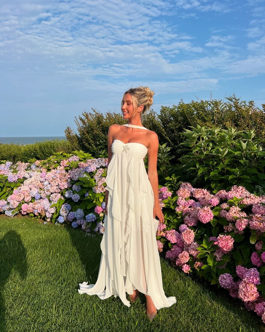 Robe longue blanche élégante jardin