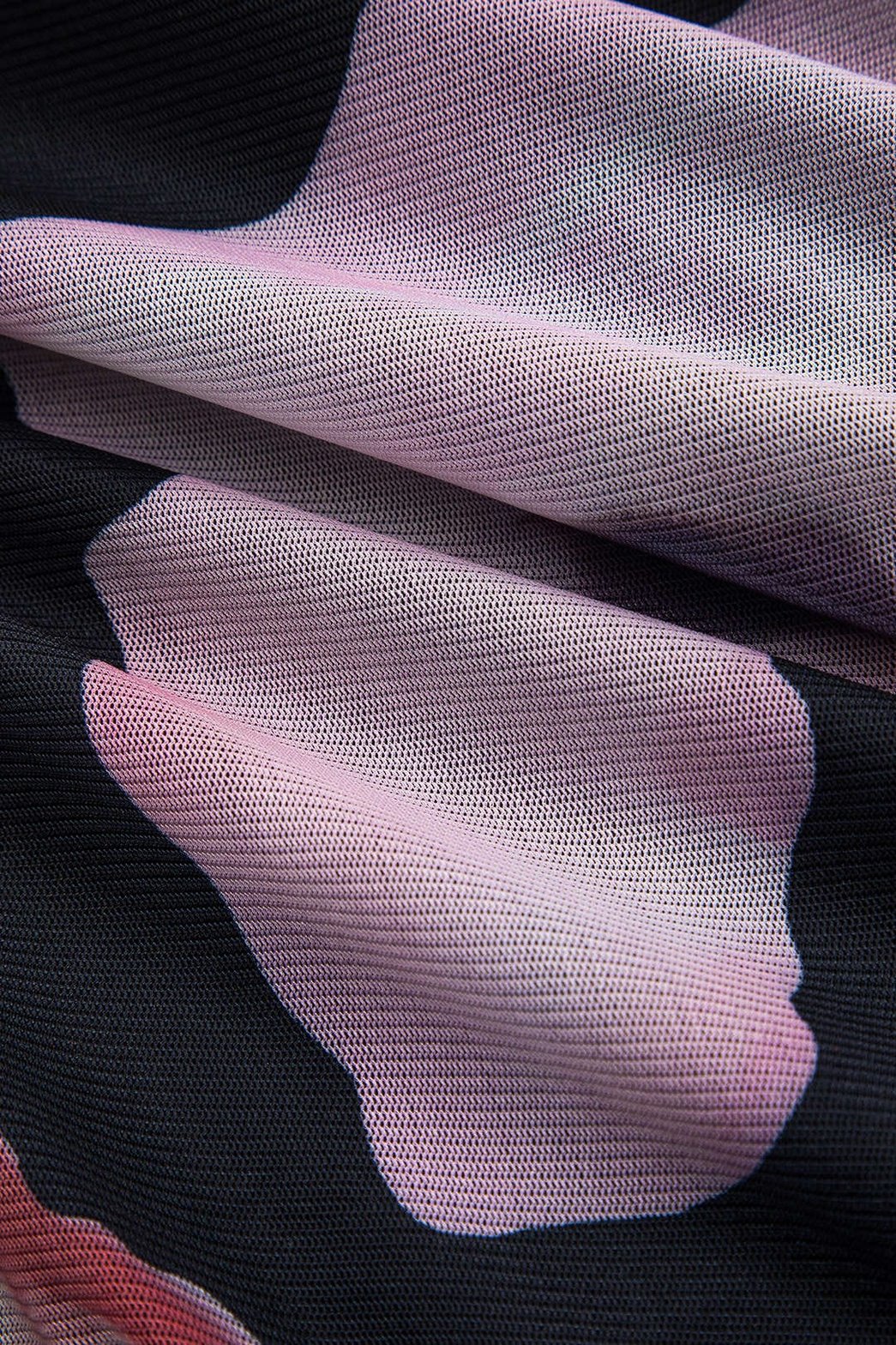 Robe midi fleurie portée en mouvement océan