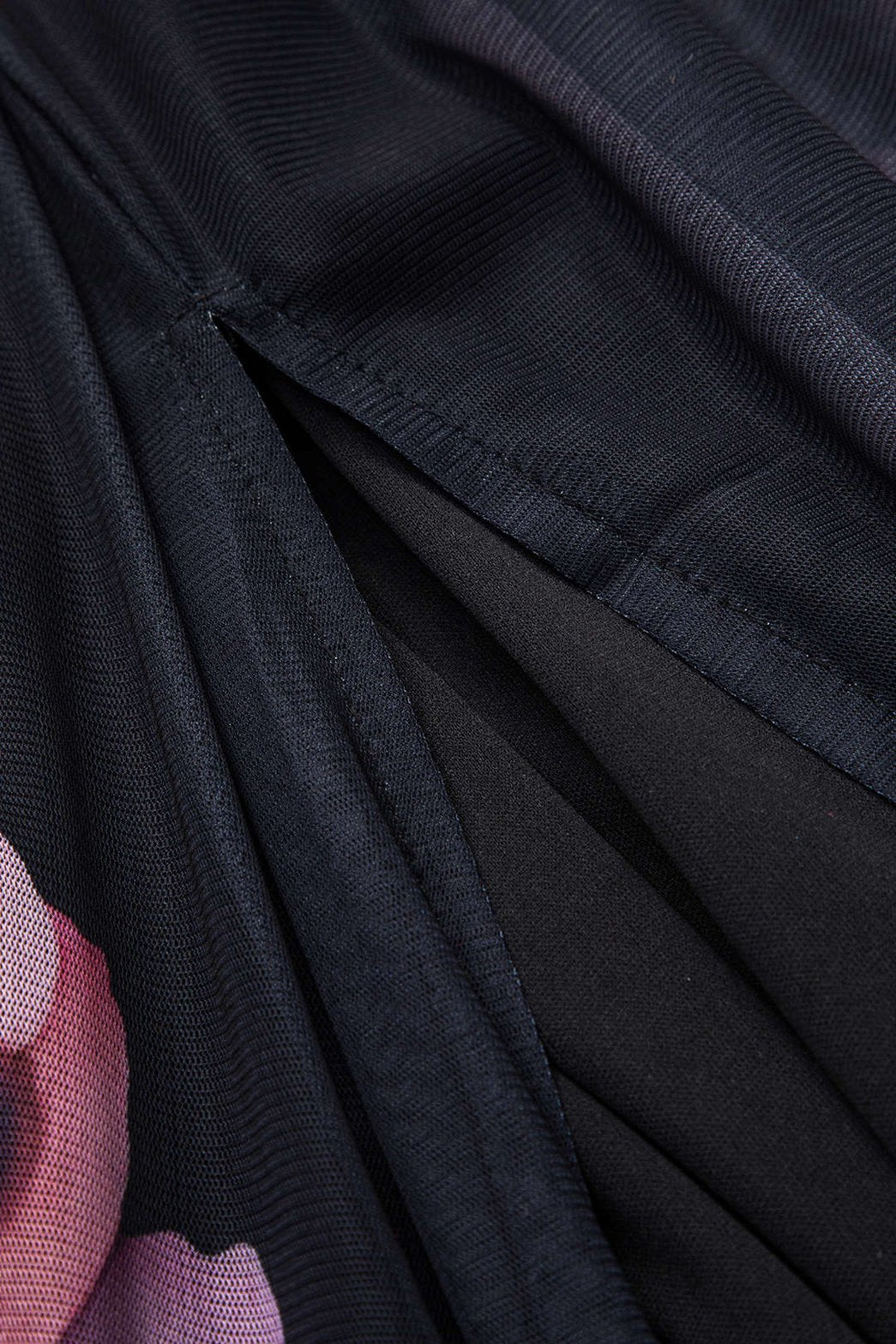 Vue rapprochée de l'encolure asymétrique nuage