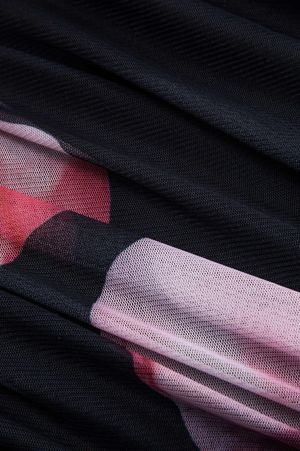 Détail de l'imprimé floral sur fond noir lune