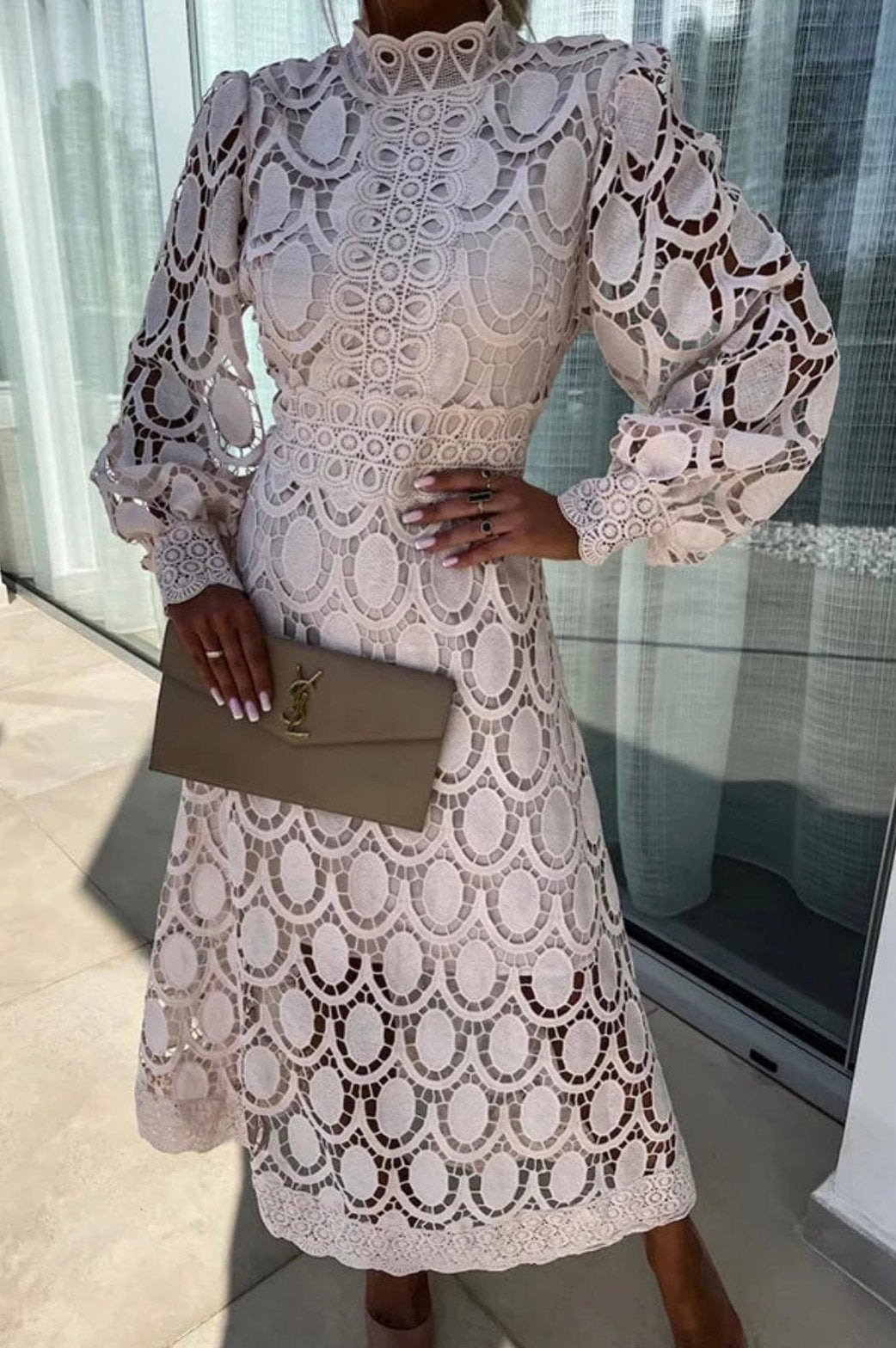 Vue complète robe midi dentelle rose lune
