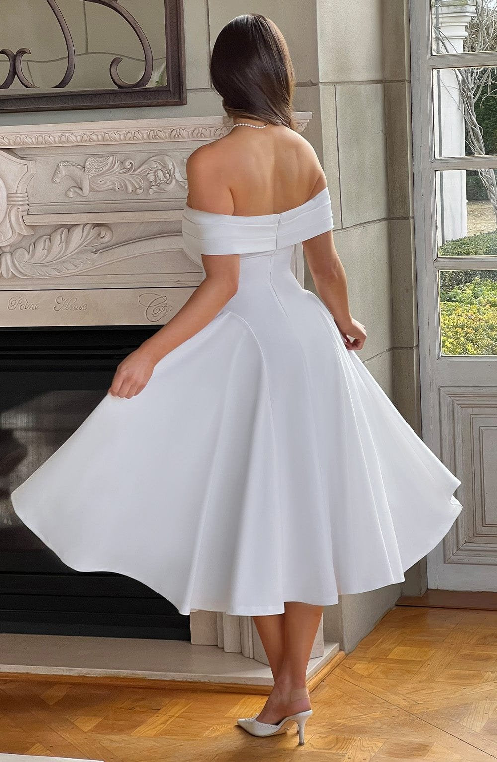 Robe midi plissée vue de dos grâce