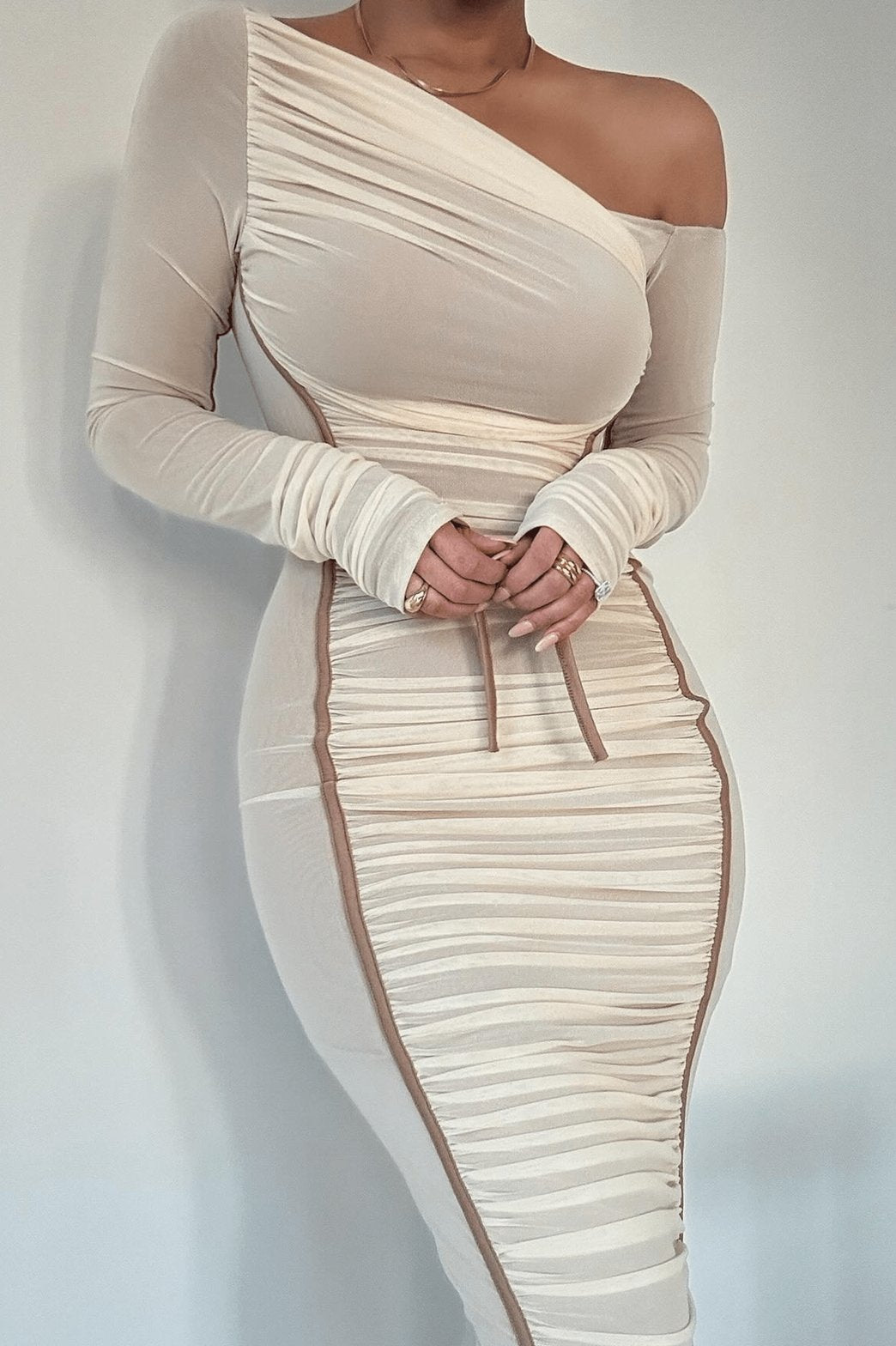 Robe midi beige épaules dénudées élégante papillon