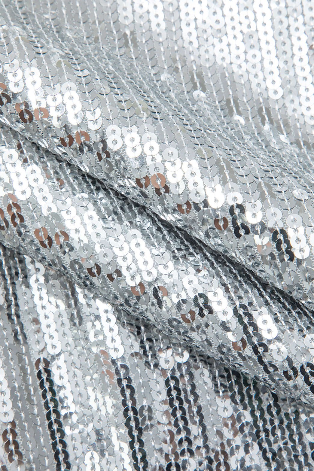 Robe midi à paillettes argentée vue de dos soleil