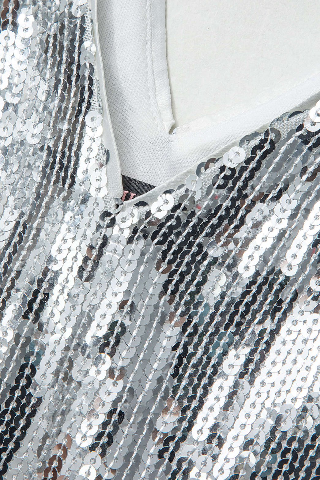 Détail des paillettes de la robe midi nuage