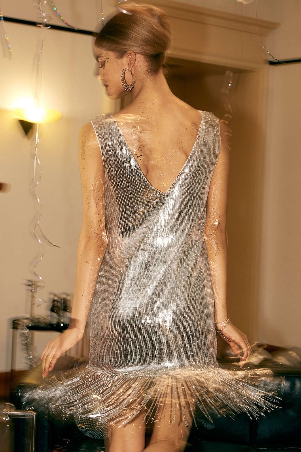 Vue rapprochée des franges de la robe arc