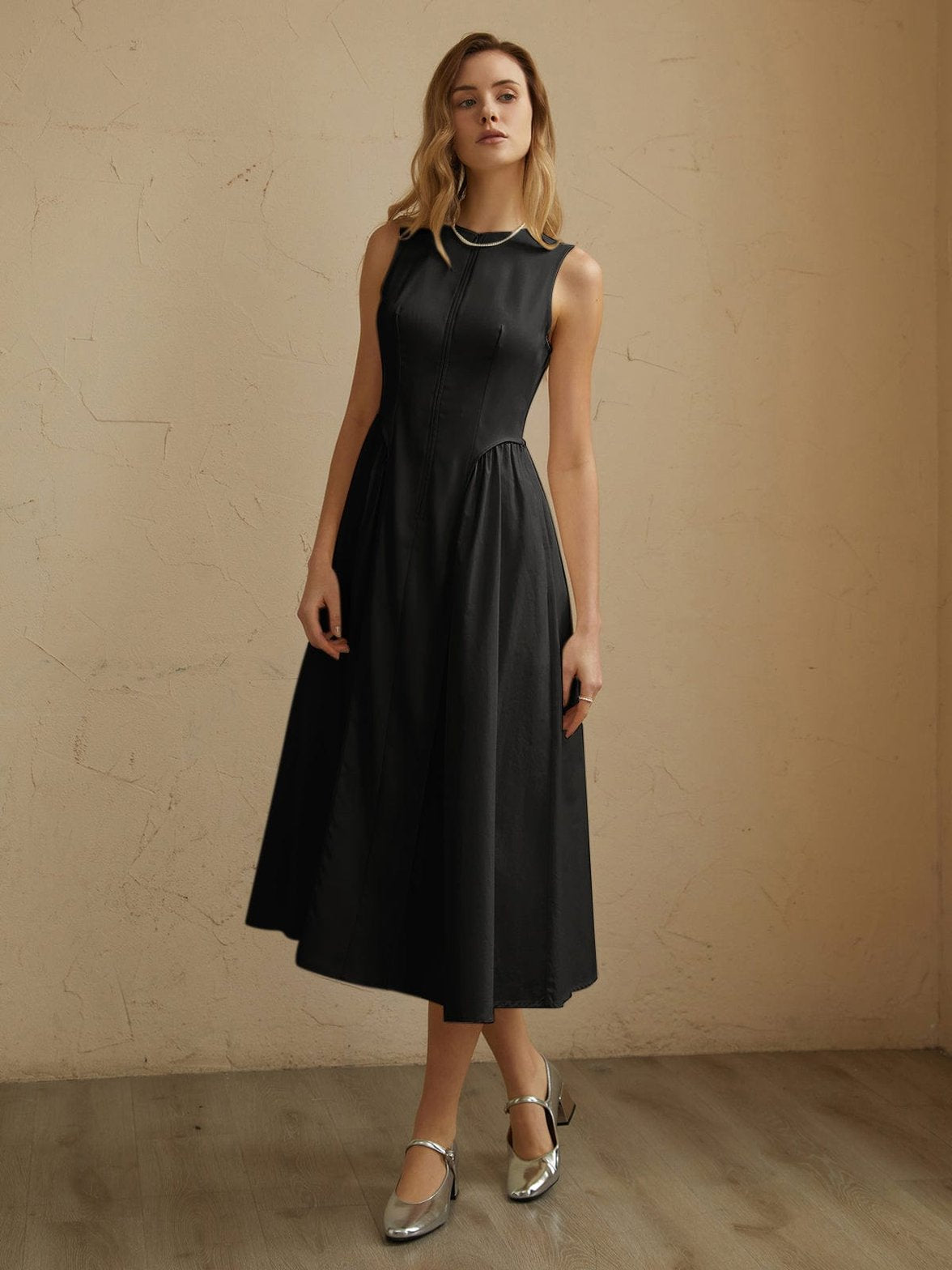 Robe midi plissée détail de la taille grâce