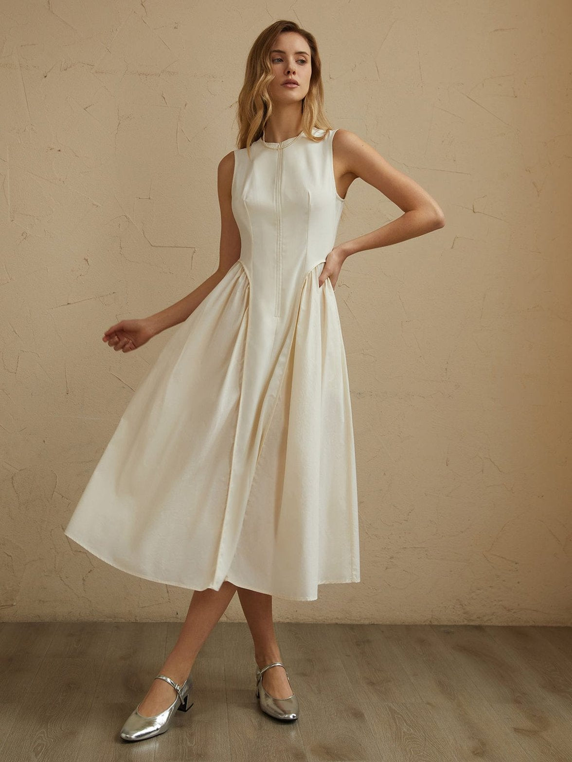 Robe midi plissée élégante blanc ivoire soleil