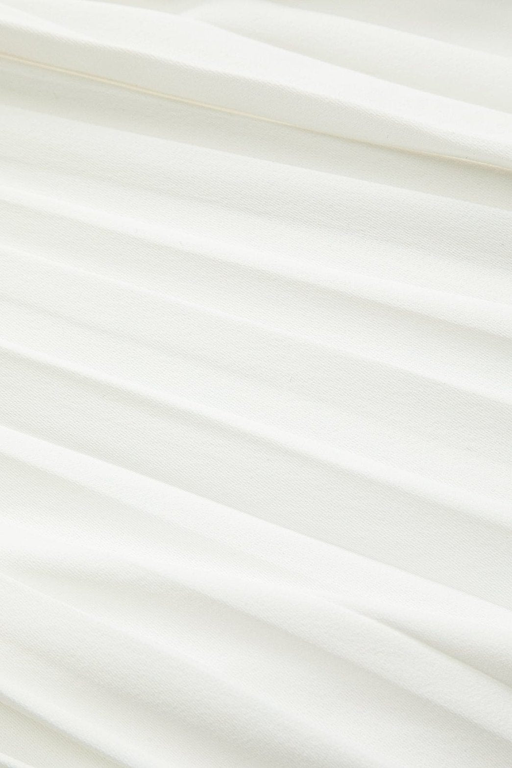 Vue latérale robe midi plissée blanche nuage