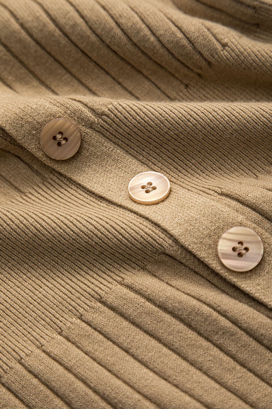 Robe midi tricotée beige détail boutons grâce