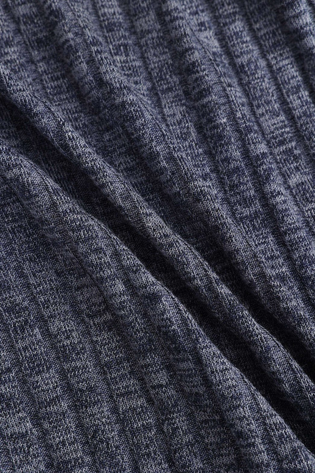 Détail des manches festonnées de la robe grise nuage