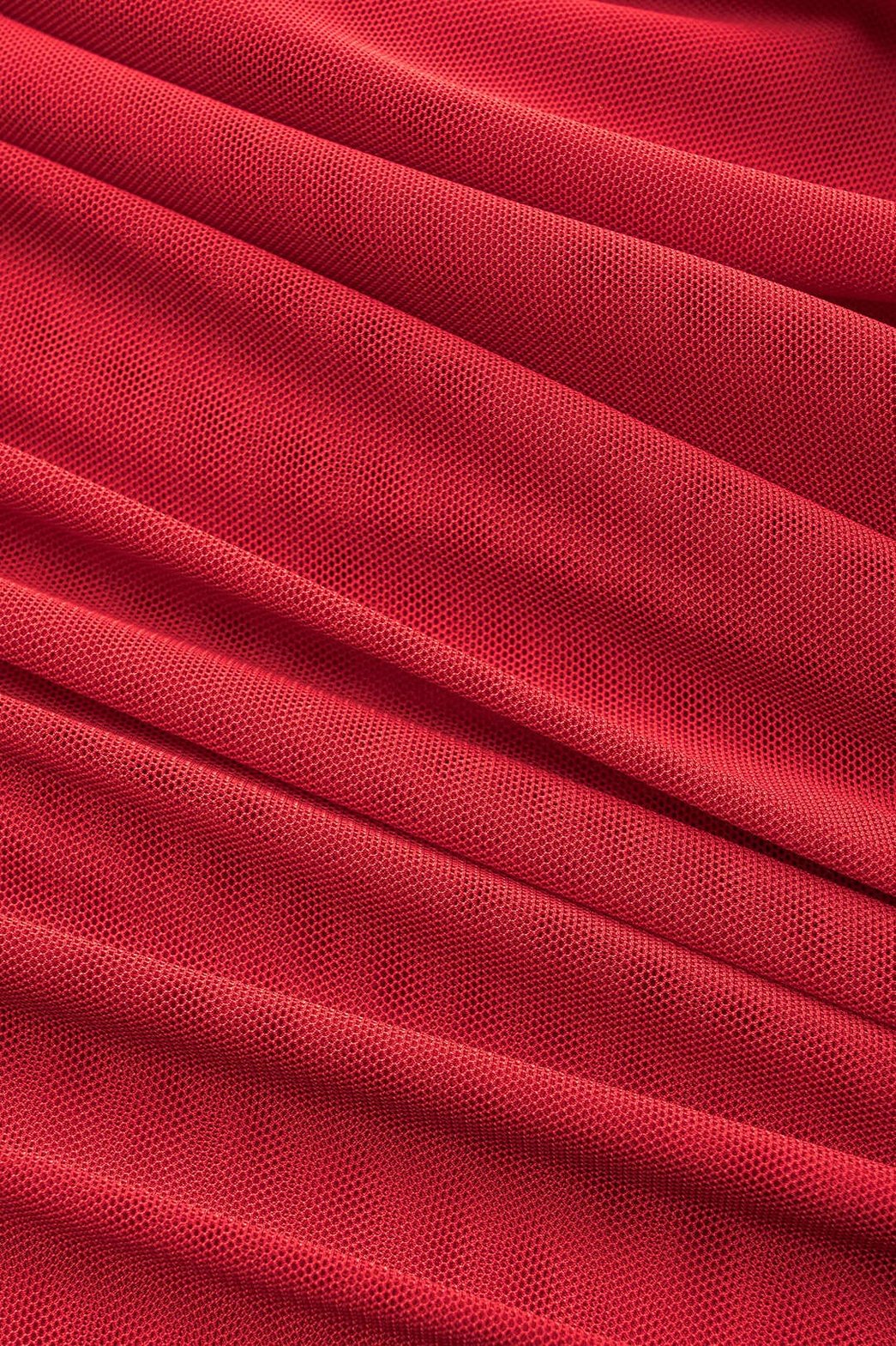 Détail du nœud de la robe mesh rouge cristal