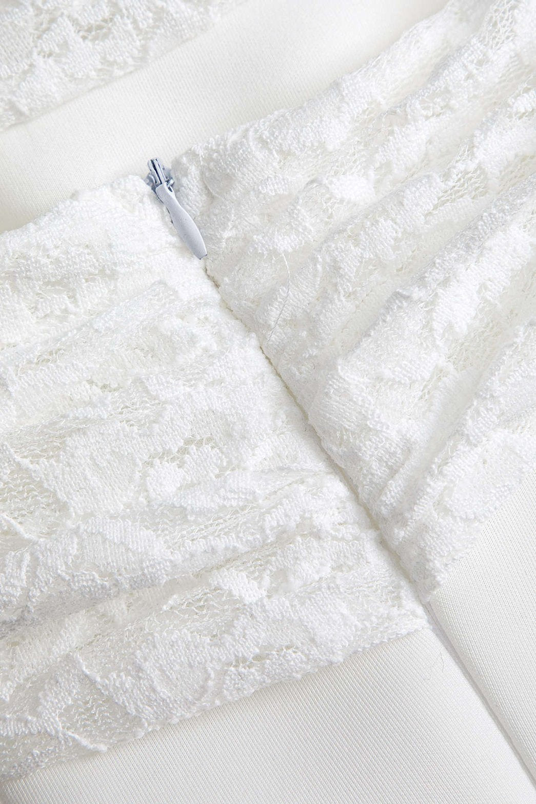 Robe mini dentelle épaules nues vue de côté étoile