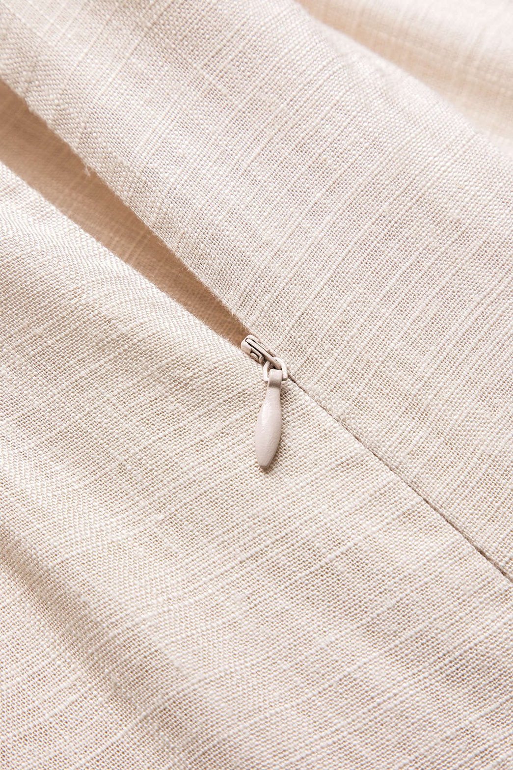 Robe mini plissée en lin beige vue portée élégance